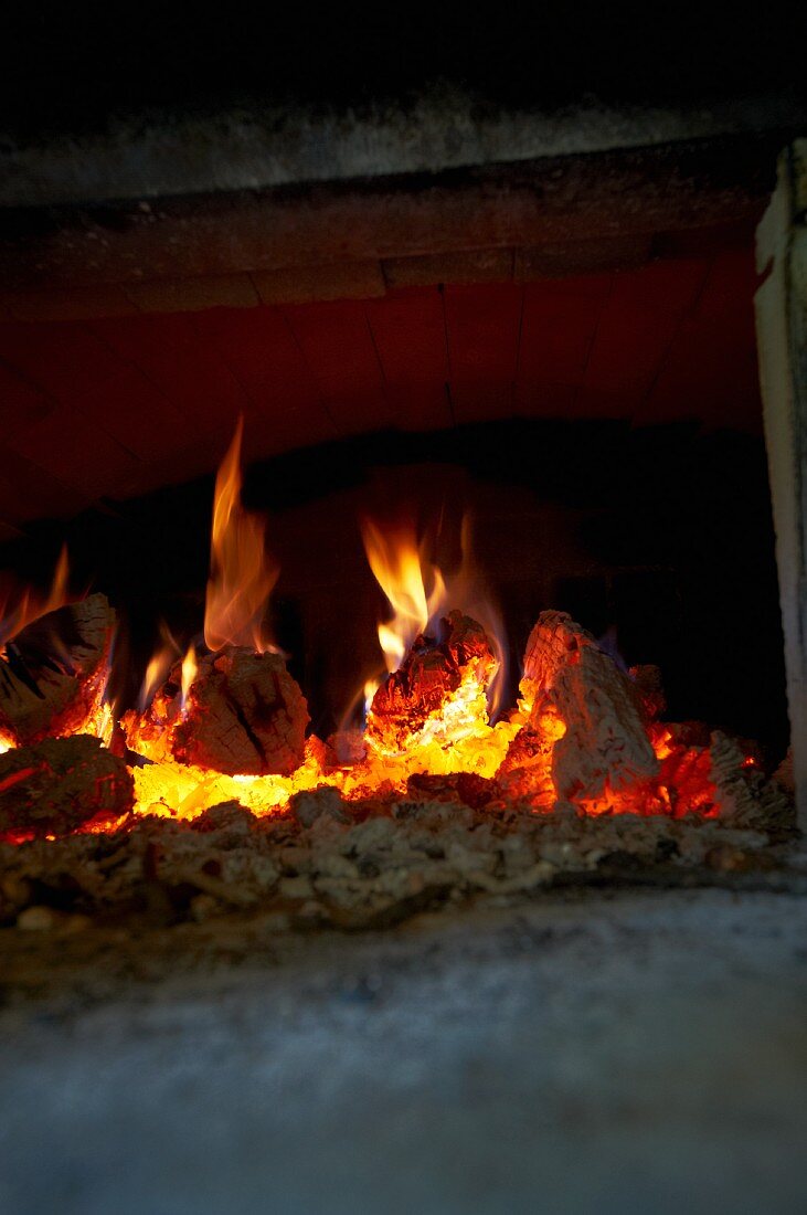 Brennendes Holz im Ofen