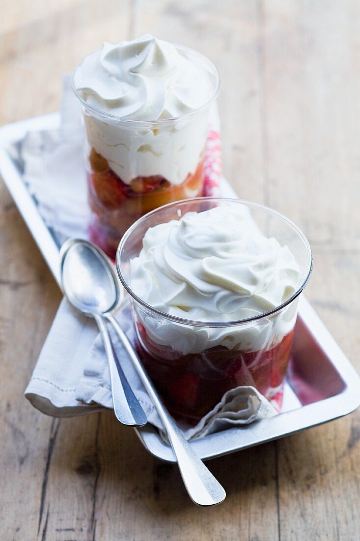 Erdbeer-Rhabarber-Dessert mit Schlagsahne