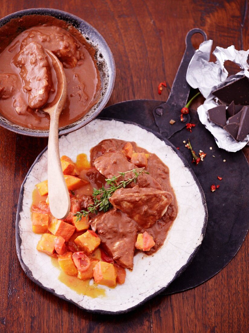 Hähnchen in Schokosauce mit Tomaten-Kürbis-Gemüse