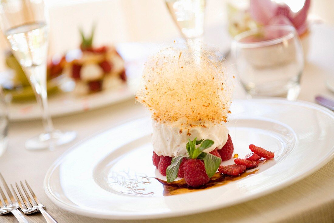 Biancomangiare lamponi e zucchero filato (milk pudding with raspberries and spun sugar)