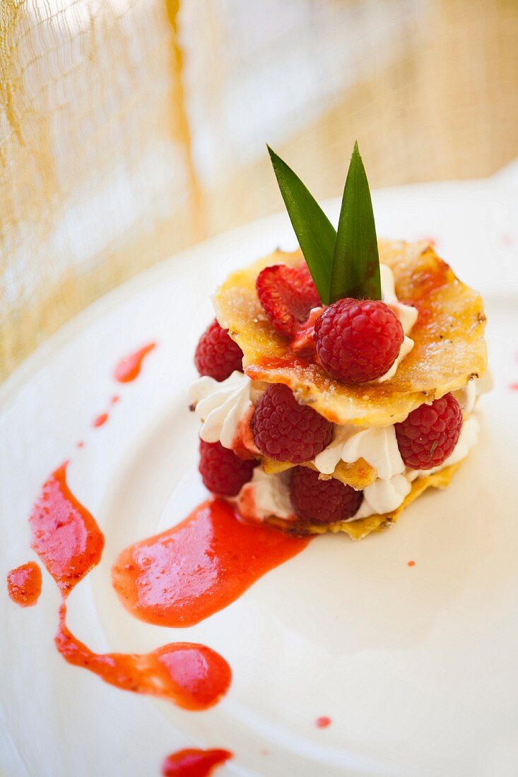 Cialda di ananas con panna e lamponi (wafers of pineapple layered with cream and raspberries)