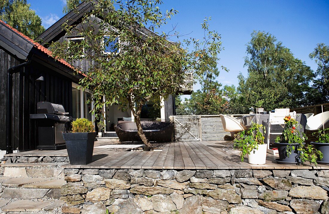 Terrasse vor Anbau am Holzhaus