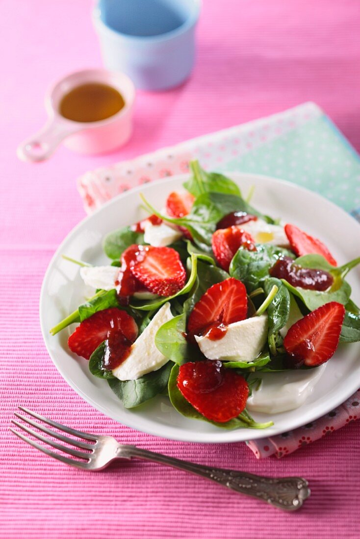 Spinach salad with strawberries and mozzarella