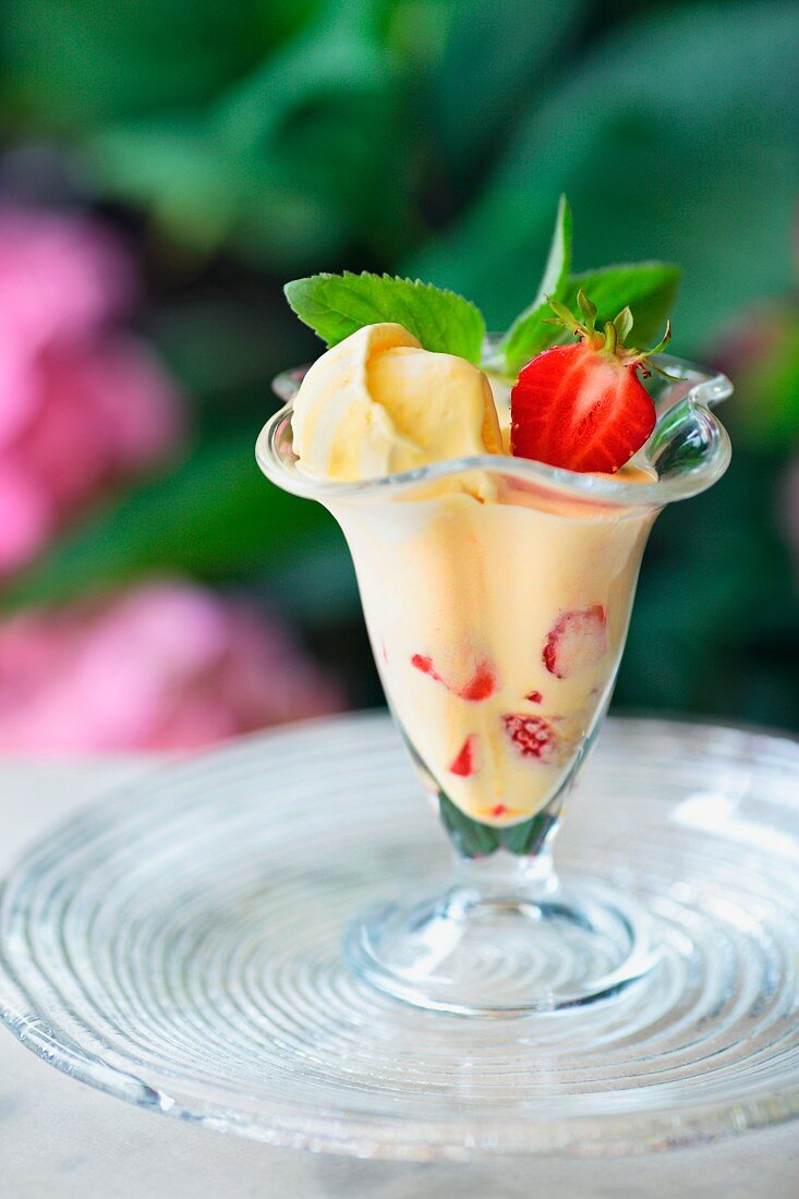 Zabaione mit frischen Erdbeeren