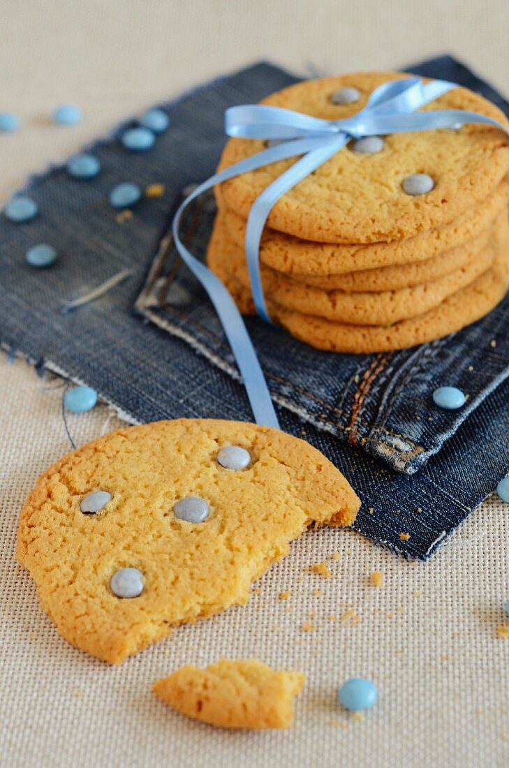 Sable biscuits with blue chocolate beans and a gift ribbon