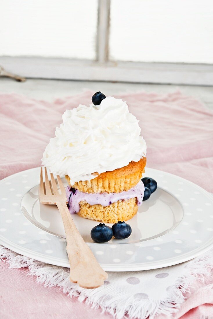Vanille-Cupcake mit Magerquark, Blaubeeren und Sahne