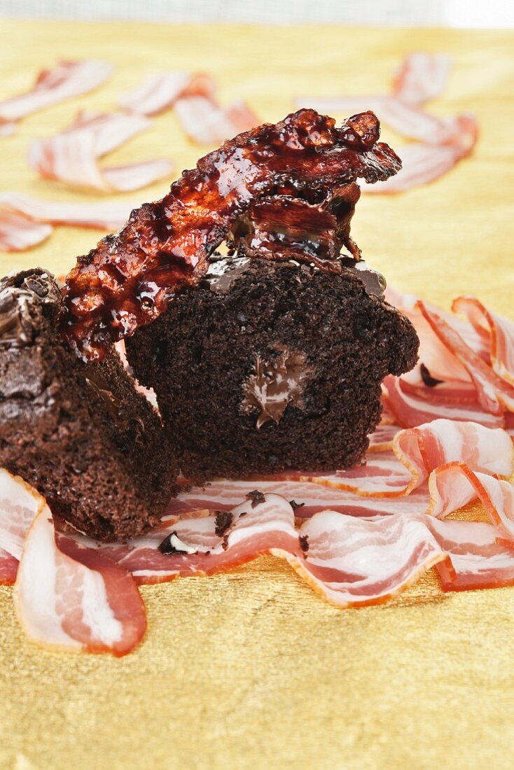 Double Chocolate Cupcake mit Haselnussbutter (mit karamellisiertem Speck garniert)
