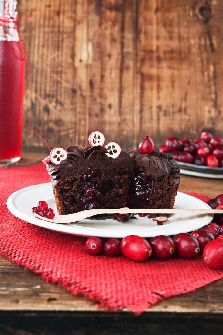 Schokoladen-Cupcake mit Cranberrymarmelade gefüll