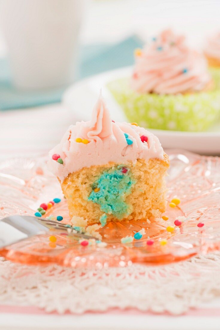 Cupcake mit Mascarpone-Sahne-Füllung und Erdbeer-Frosting