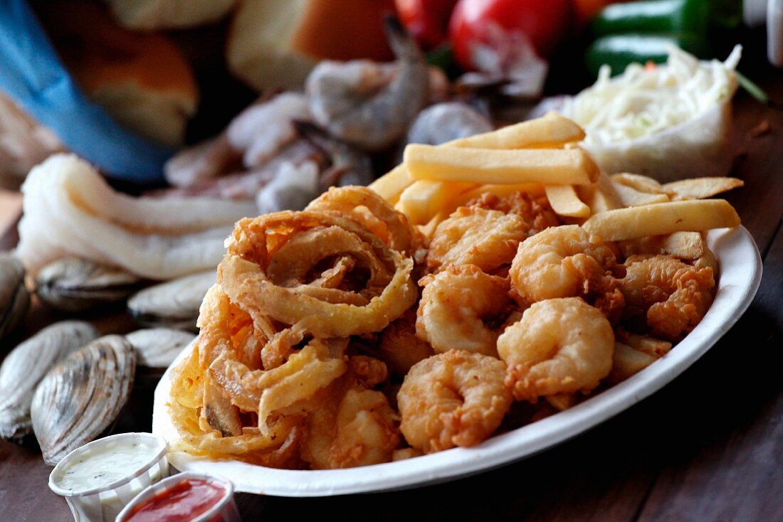 Frittierte Meeresfrüchteplatte mit Pommes frites, Ketchup und Sauce tartare