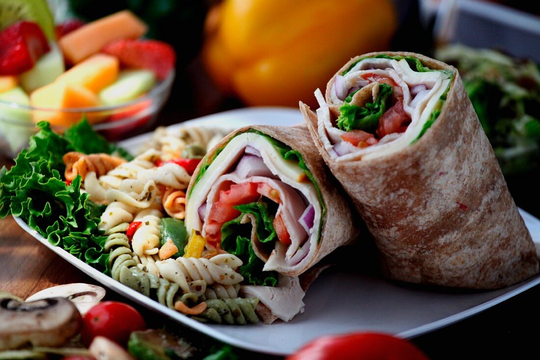 Wraps mit Pute, Tomaten und Salat, als Beilage Nudelsalat