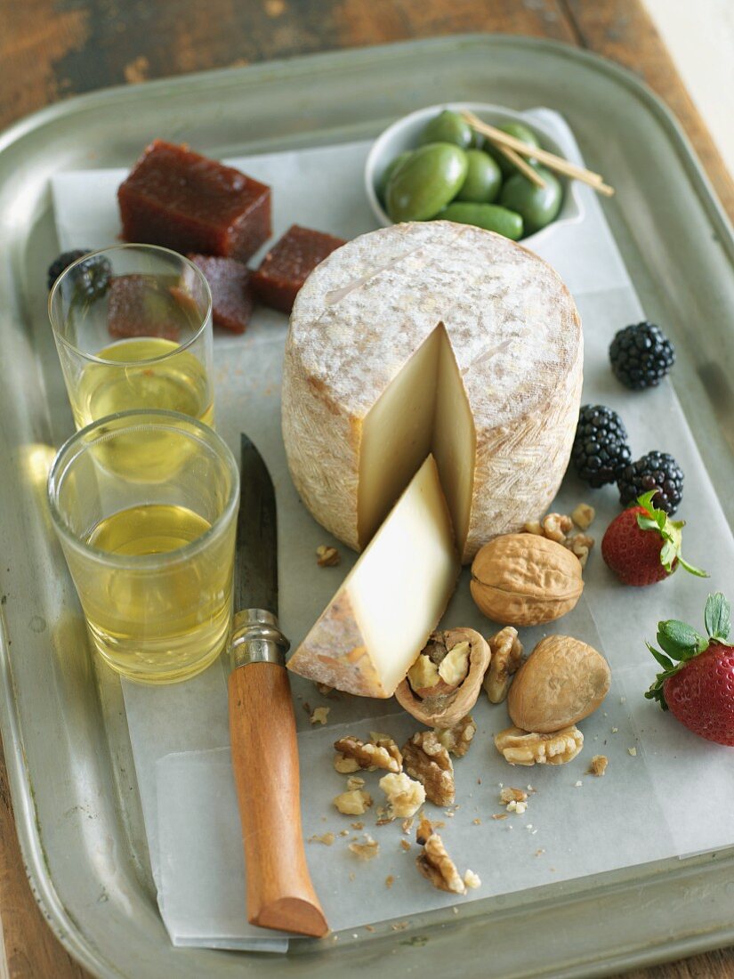 Artisanal Cheese with White Wine, Walnuts, Berries and Olives