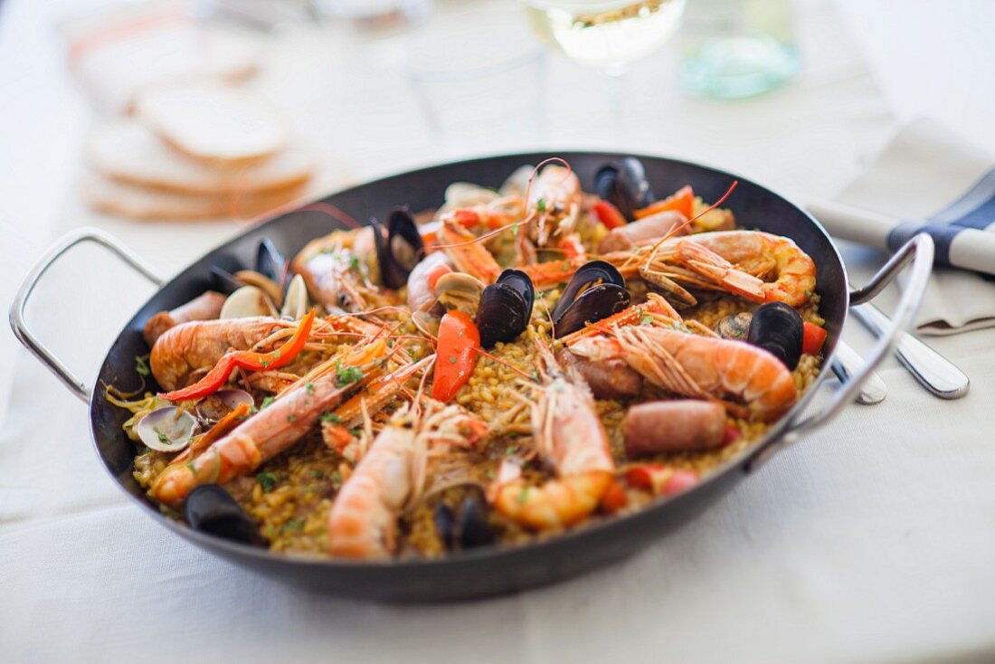 Paella mit Scampi und Muscheln