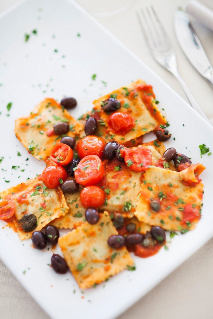 Ravioli pomodoro e olive (Ravioli mit Tomatensauce & Oliven)