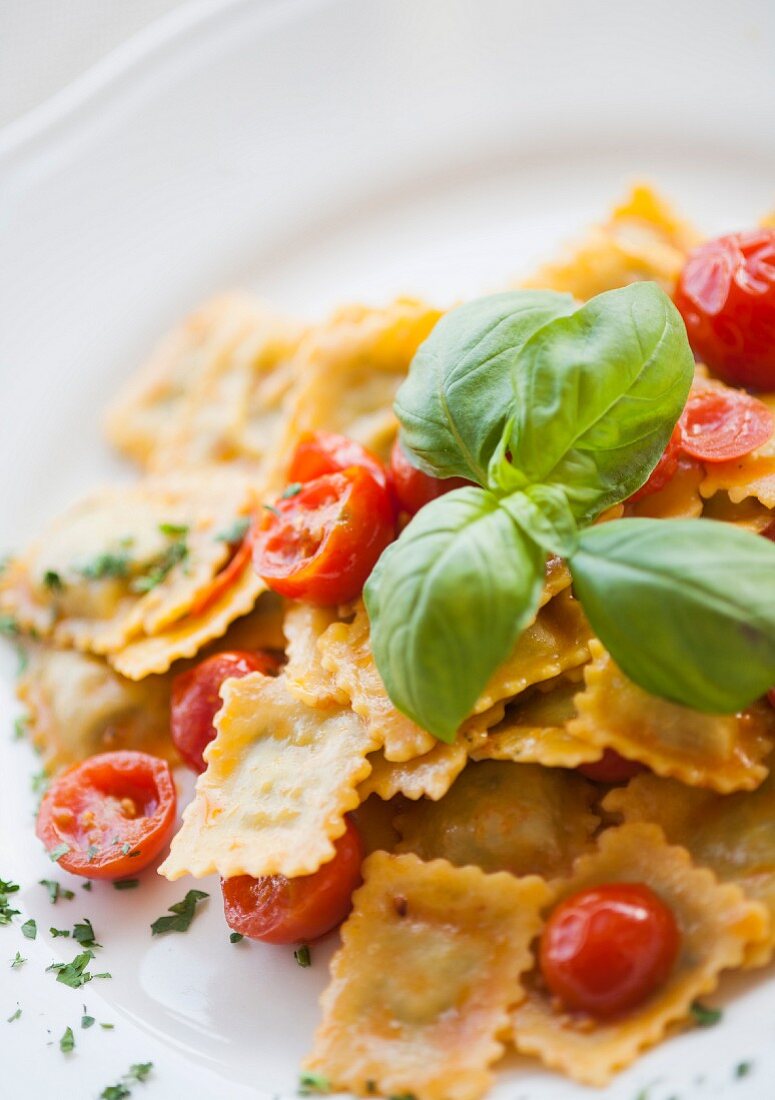 Ravioli al pomodoro pachino e basilico (Ravioli mit Kirschtomaten)