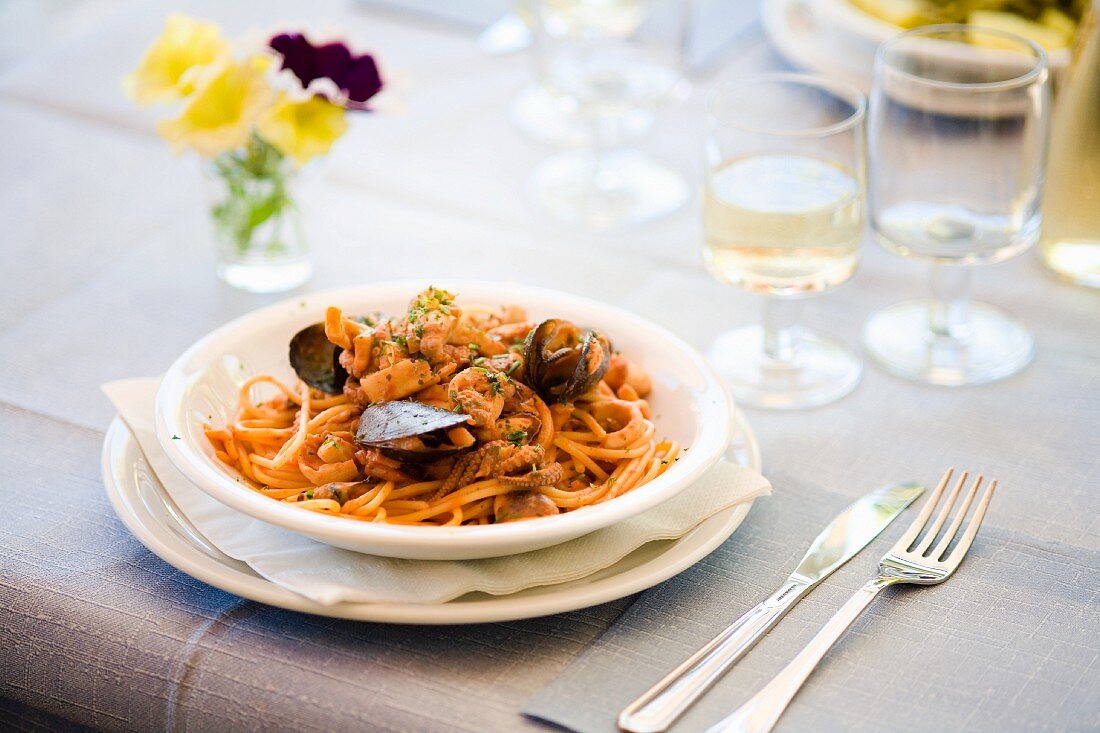 Spaghetti ai frutti di mare (Spaghetti with seafood)