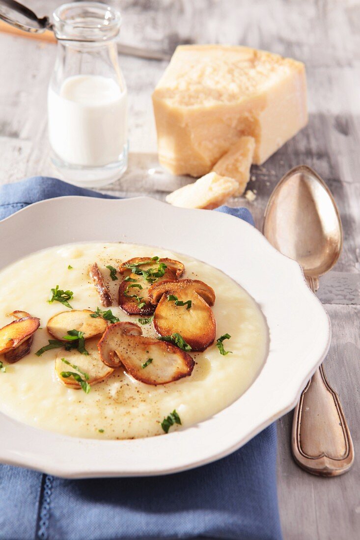 Kartoffelcremesuppe mit Steinpilzen