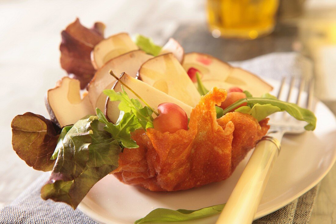 Steinpilzsalat im Käsekörbchen