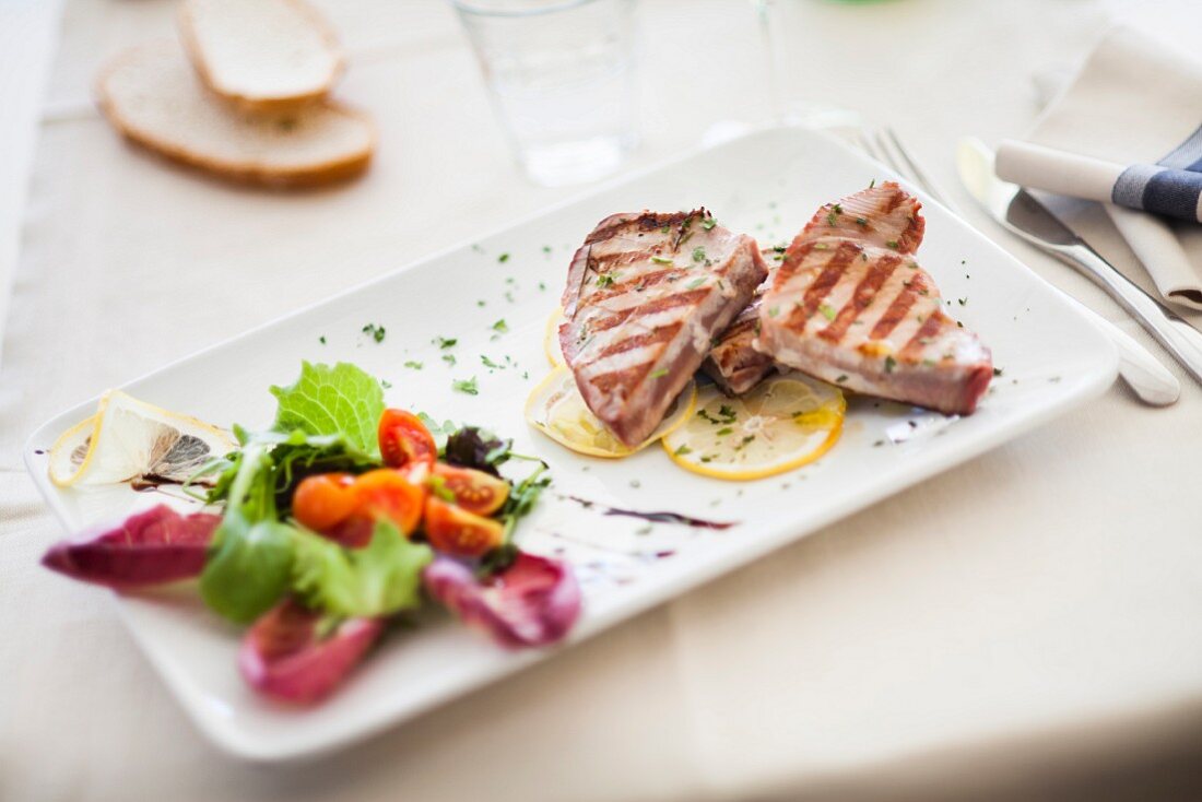 Tonno grigliato (grilled tuna with salad, Italy)