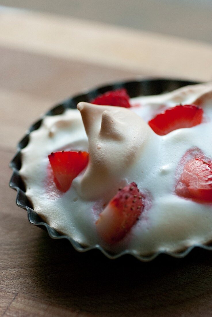 Suspiro (meringue) with strawberries