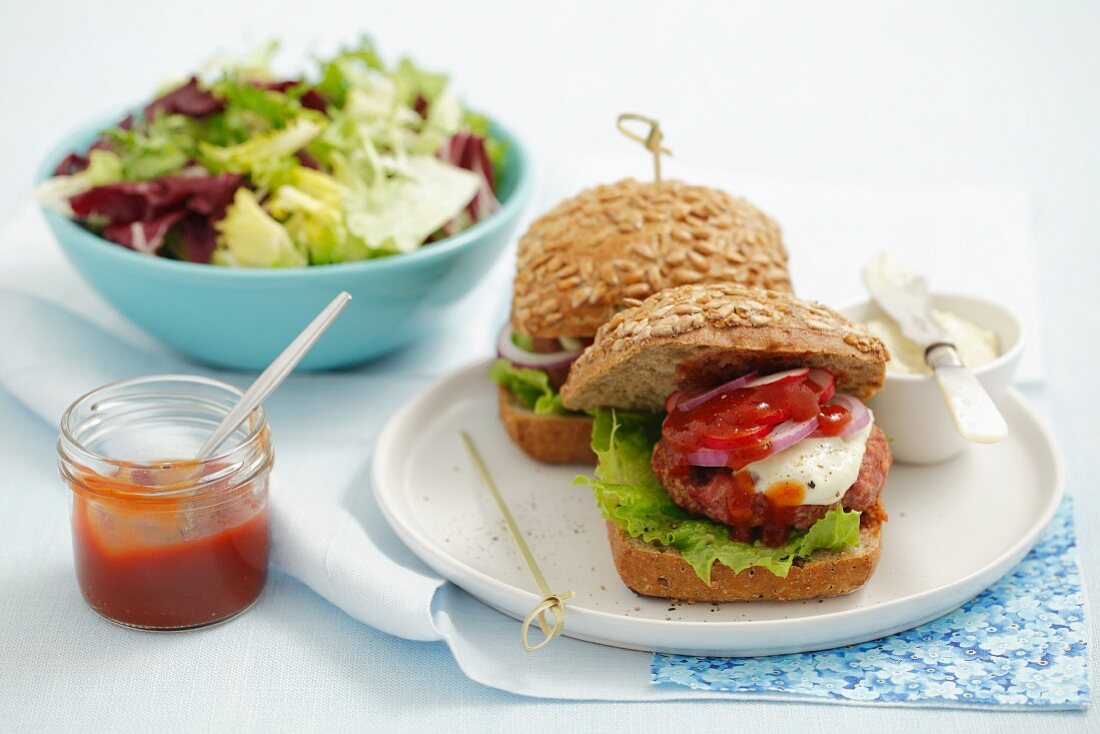 Hamburger mit Sauce Tartare und Ketchup