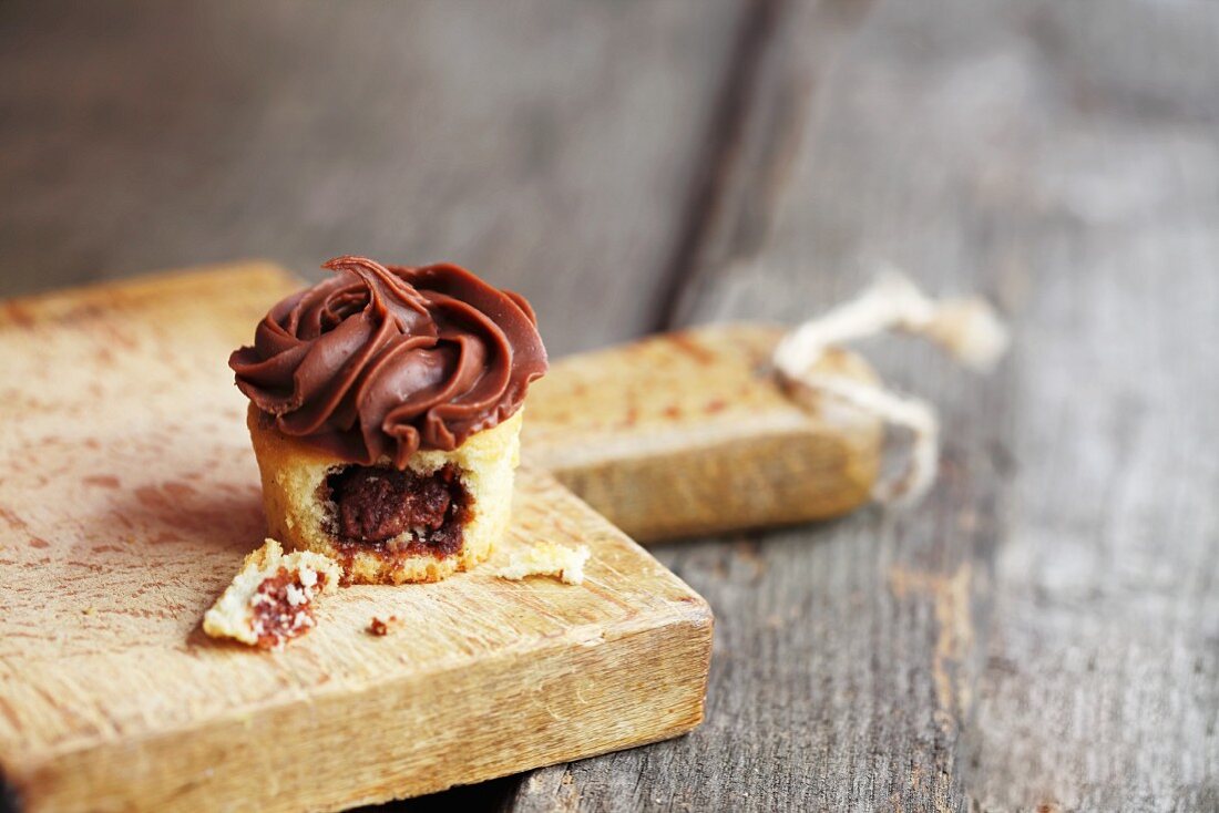Gefüllter Cupcake mit Schokoladen-Frosting