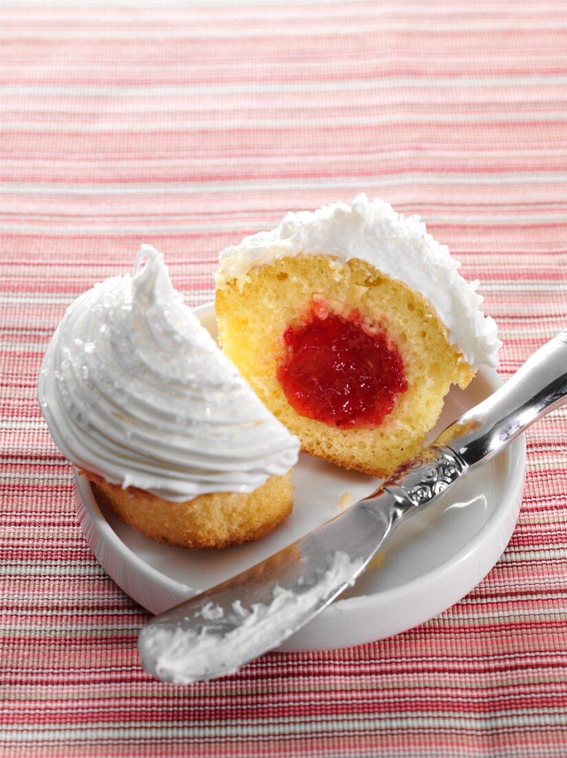 Cupcake mit Erdbeermarmelade und Frosting