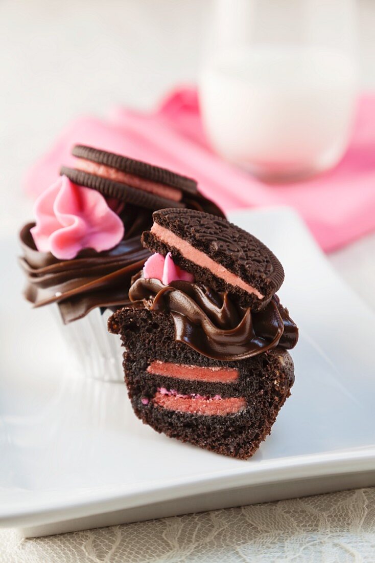 Schokoladen-Cupcake mit Erdbeerkeks gefüllt