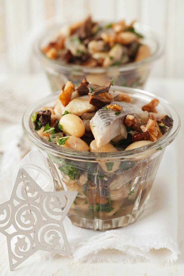Heringssalat mit Limabohnen, getrockneten Pilzen, Zwiebeln und Walnüssen (weihnachtlich)