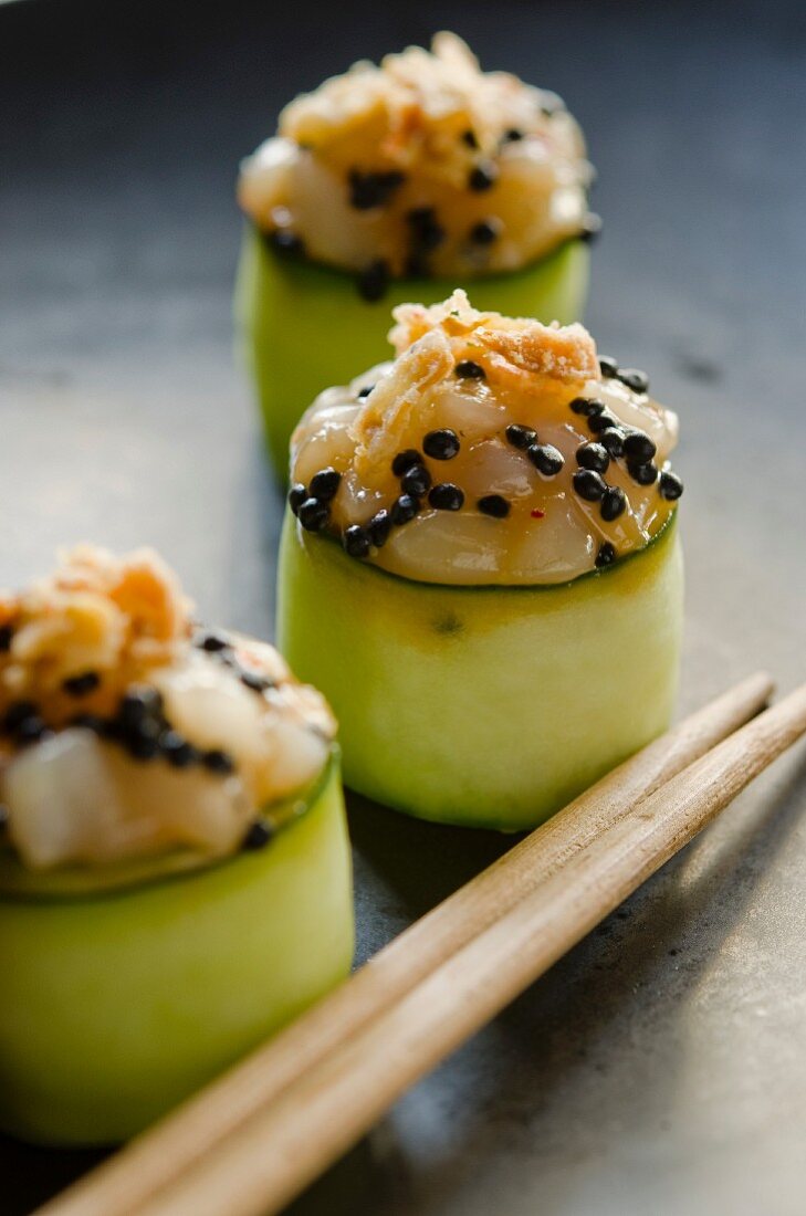 Scallop and sesame seeds rolled in strips of courgette (Asia)