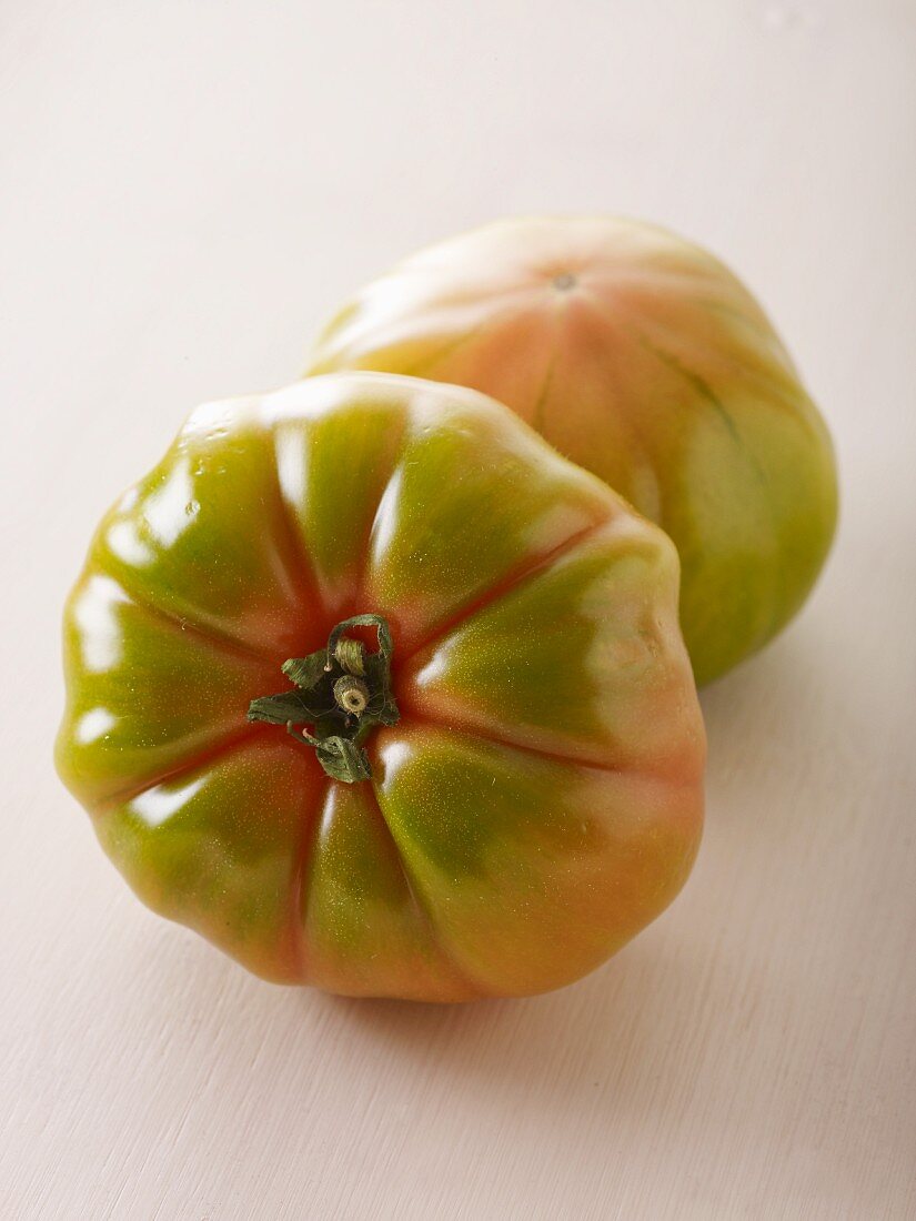 Zwei Tomaten der Sorte Evergreen