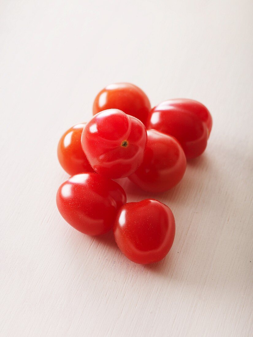 Red tomatoes of the variety 'Coeur de Pigeon'