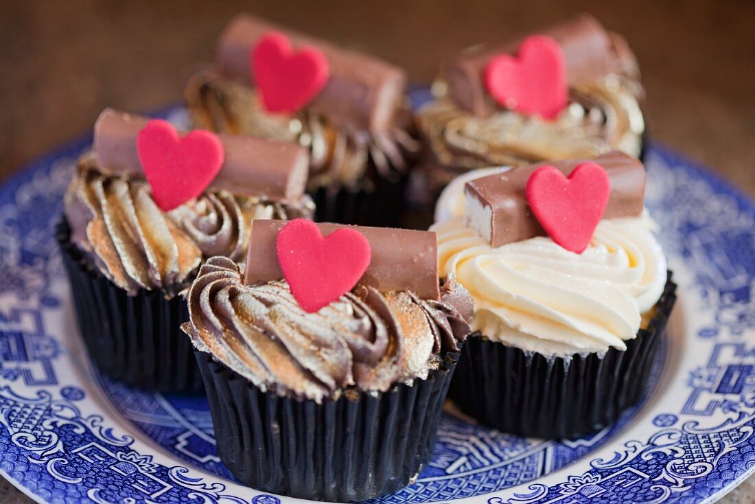 Cupcakes auf blau gemustertem Teller