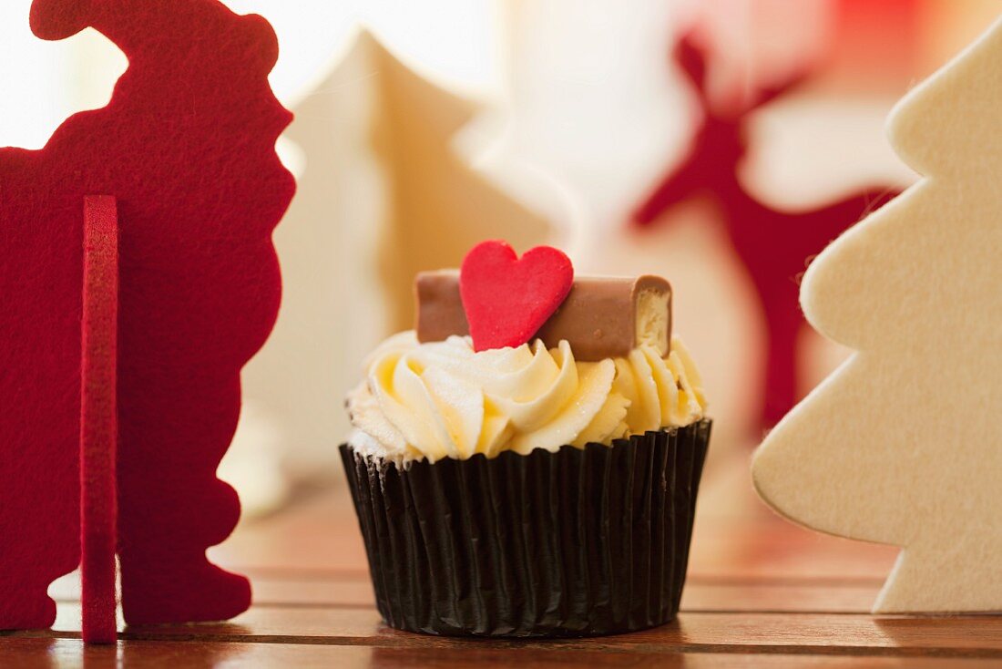 Weihnachtlicher Cupcake mit rotem Herz