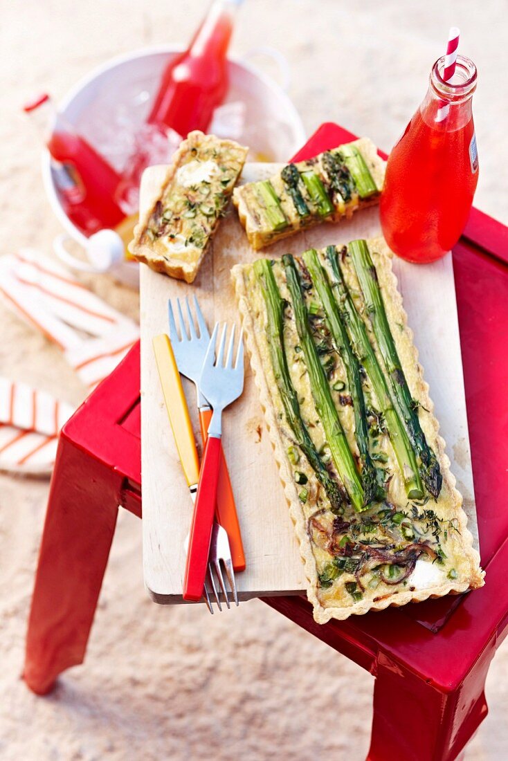 Asparagus tart with goat's cheese for a picnic