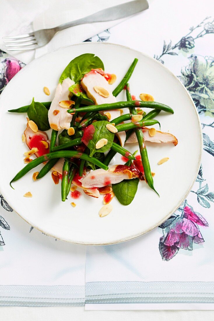 Salat von geräucherter Hähnchenbrust mit Bohnen und Himbeerdressing