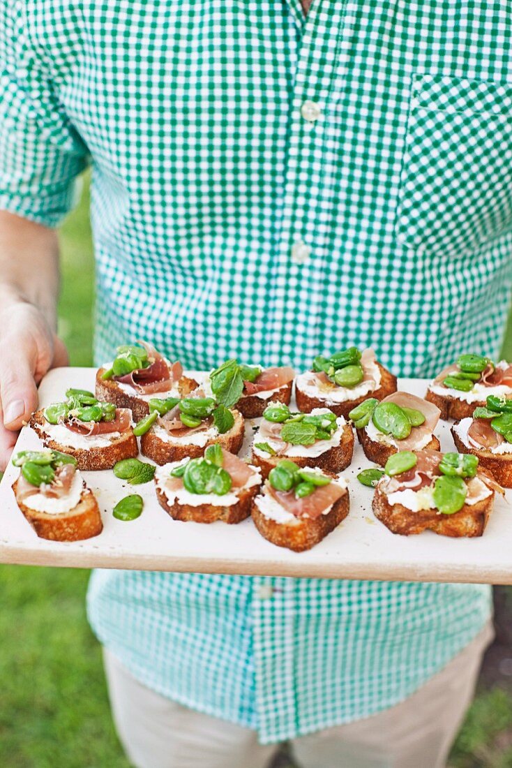 Crostini mit Saubohnen, Prosciutto und Ricotta zum Picknick