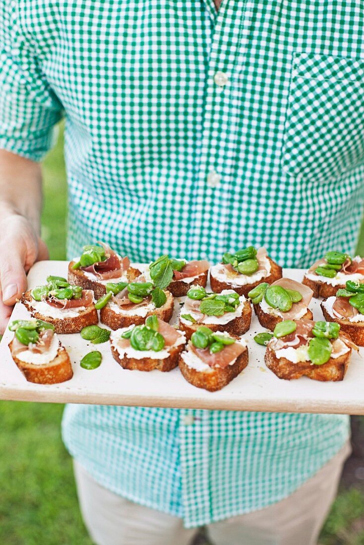 Crostini with broad beans, Prosciutto and ricotta, for a picnic