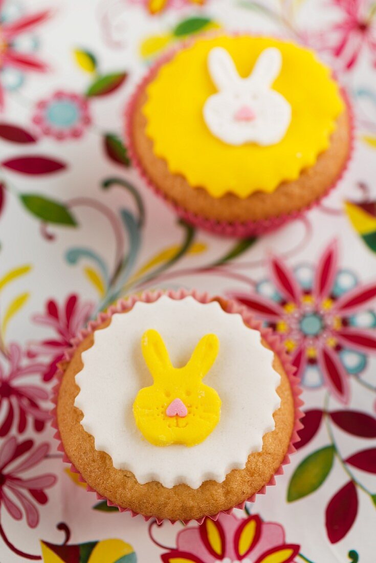 Cupcakes decorated with little hares for Easter
