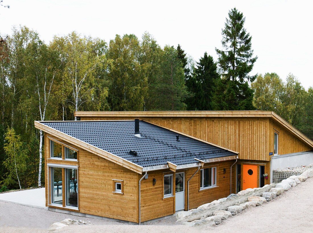 Modernes Wohnhaus aus Holz am Waldrand