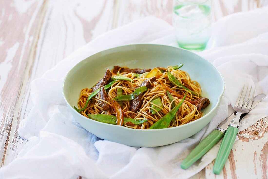 Fried noodles with beef and mange tout
