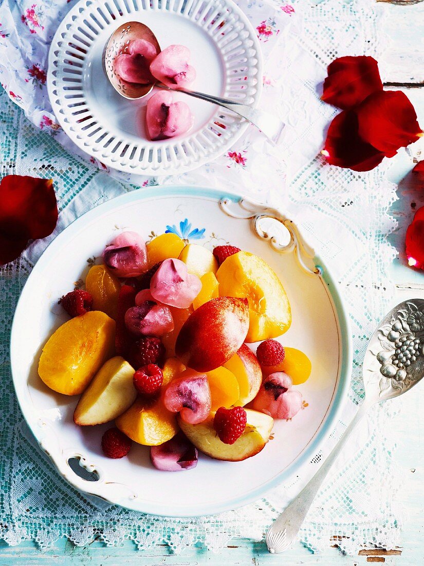 Früchte mit Rosensirup und Eiswürfel