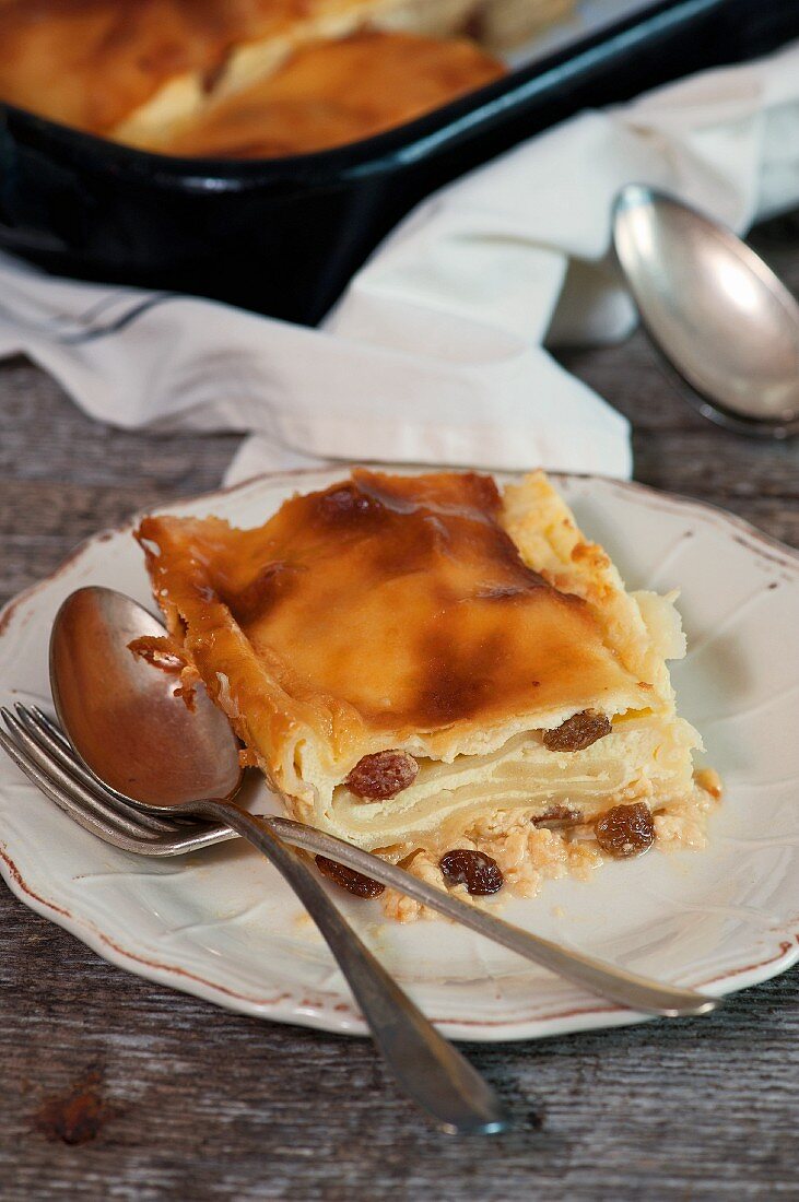 Milk and cream strudel with raisins