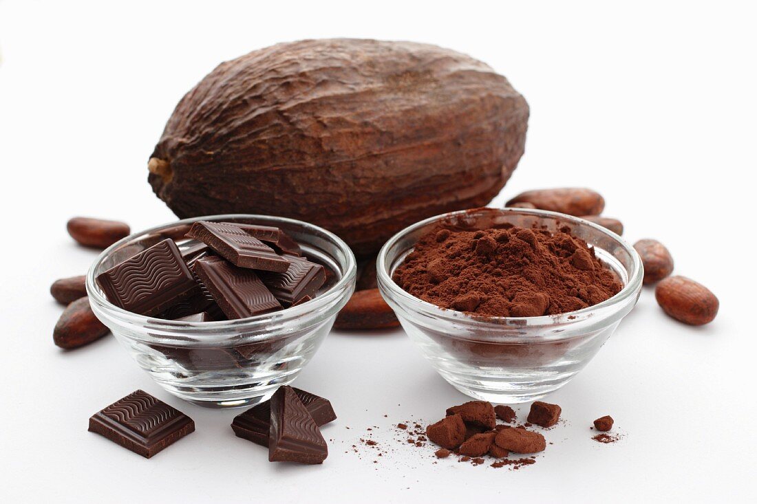 Schokolade, Kakaopulver, Kakaobohnen und Kakaofrucht