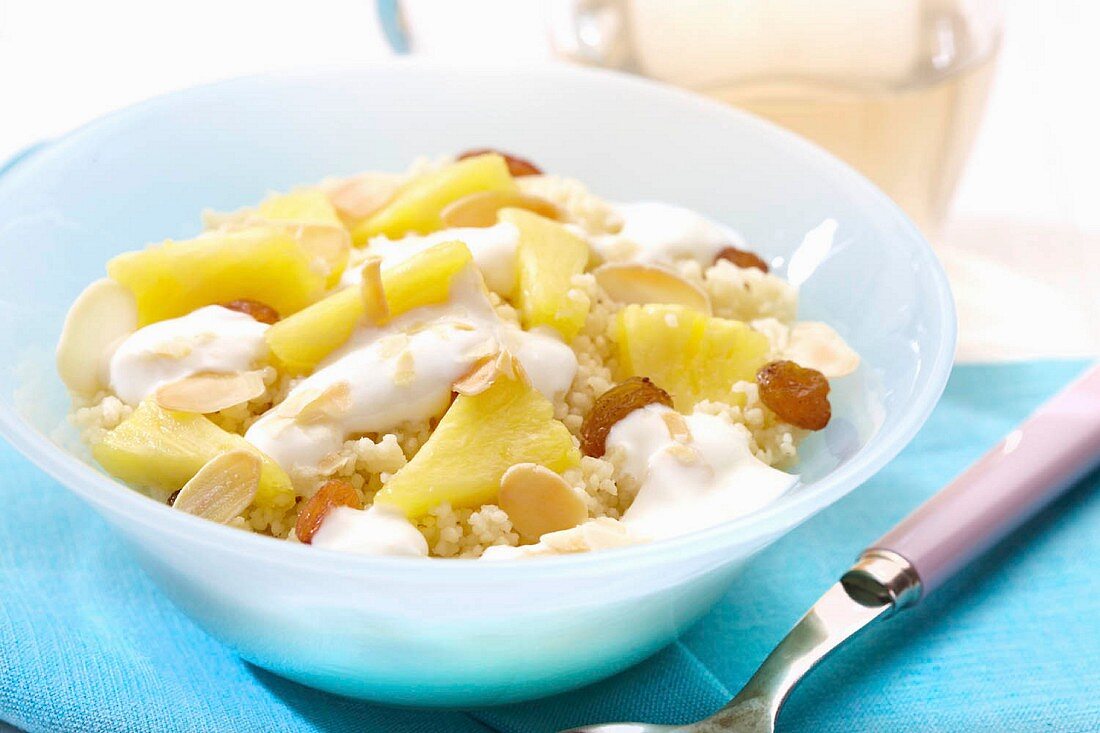 Süsser Couscous mit Ananas, Rosinen und Mandelblättchen