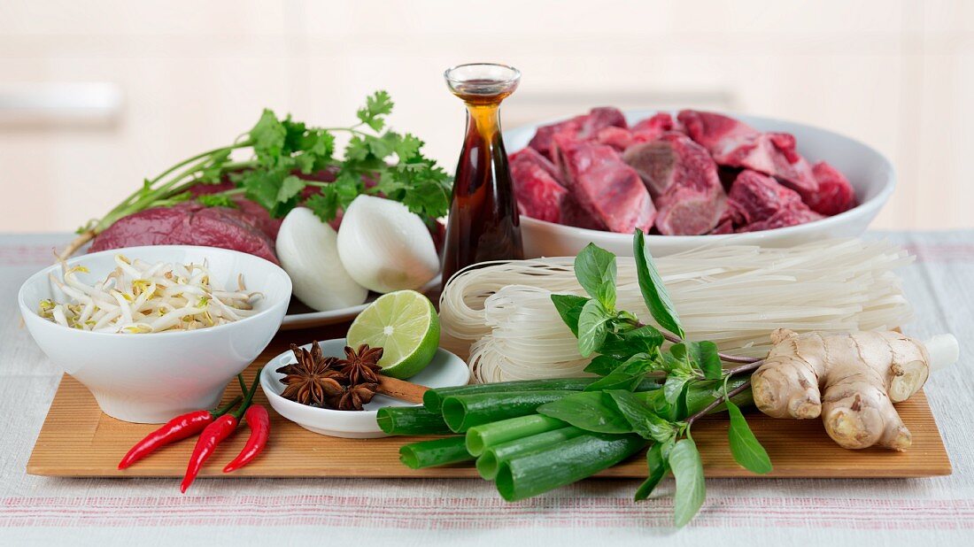 Zutaten für Pho Bo (Vietnamesische Nudelsuppe mit Rindfleisch)
