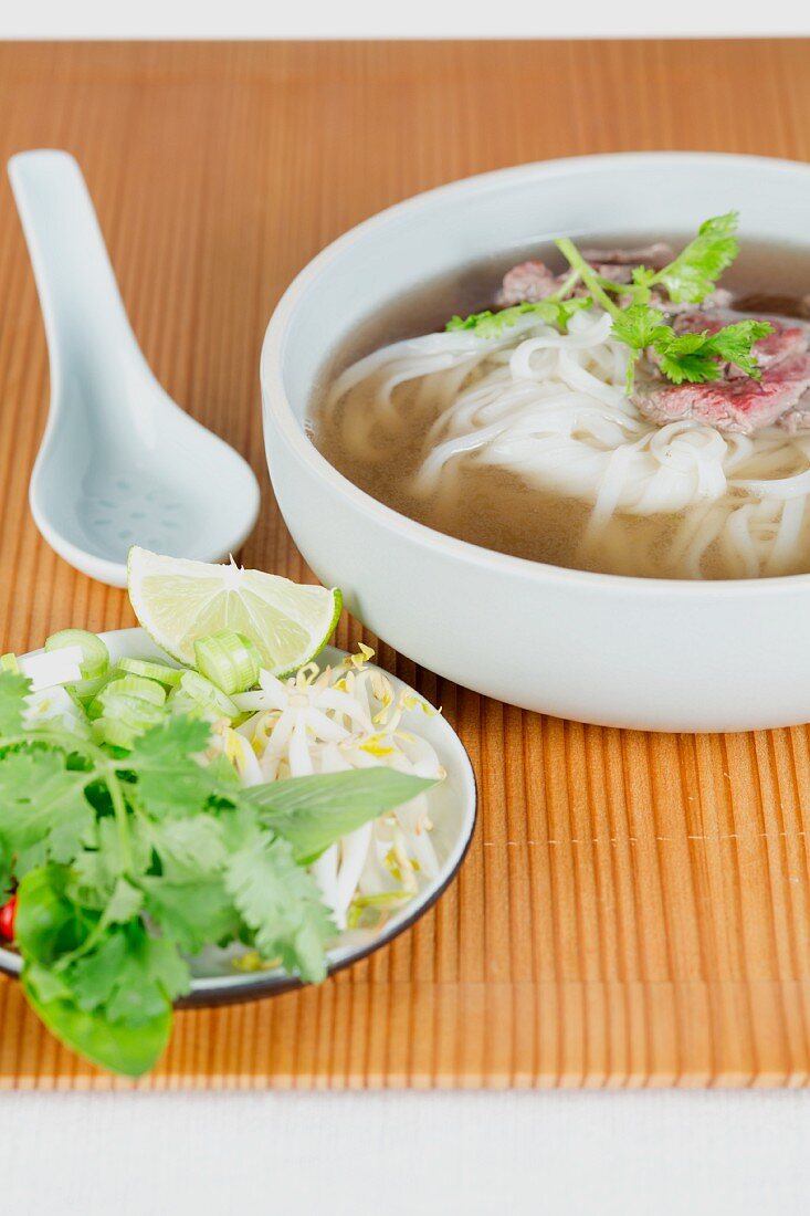 Pho Bo (Vietnamesische Nudelsuppe mit Rindfleisch)