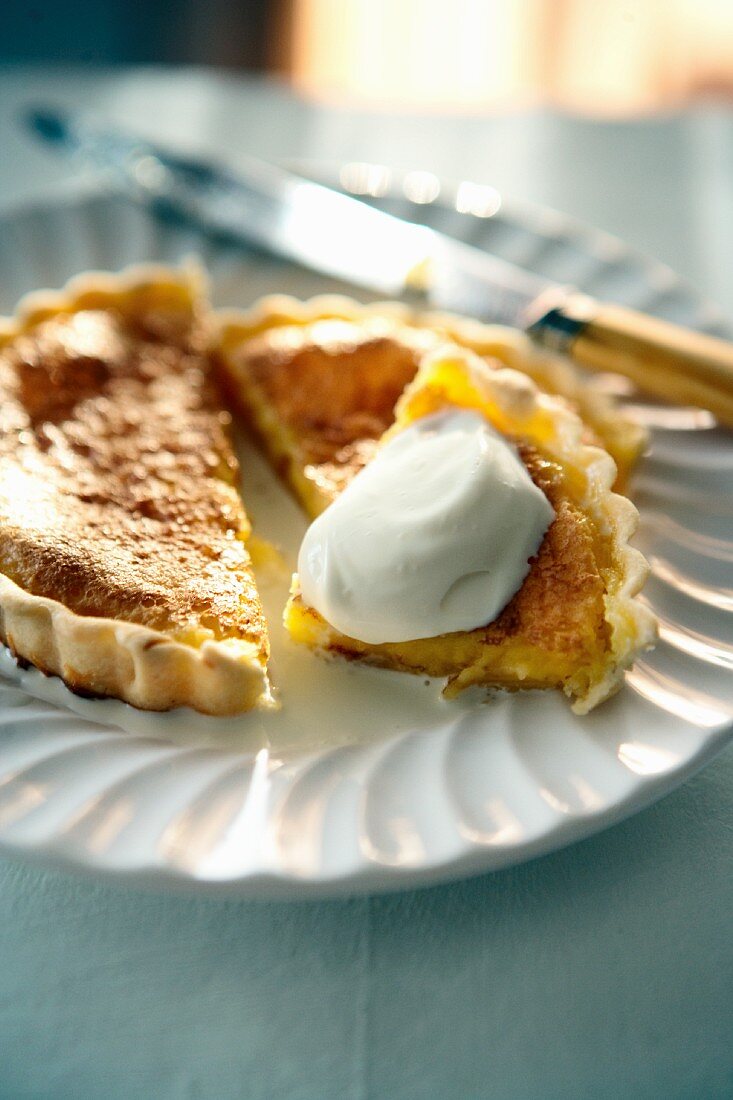 Kleiner Zitronenkuchen mit Sahnetupfen