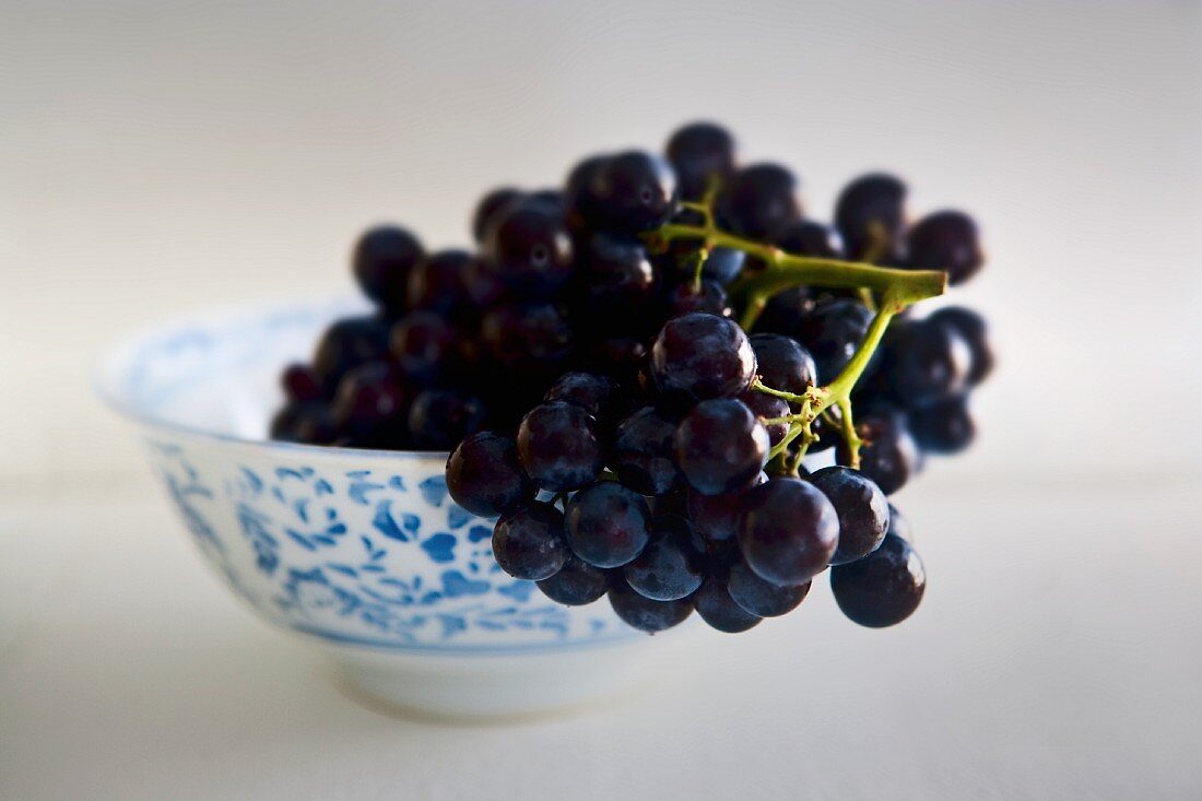 Grapes of the variety 'Muscat' in a small bowl