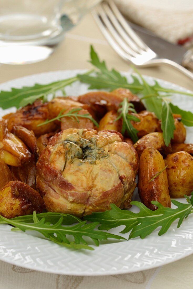 Kalbsrollbraten mit Blauschimmelkäse und La Ratte- Kartoffeln